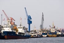 Porto marittimo con navi da carico e gru sul fiume Huangpu, Shanghai, Cina — Foto stock