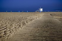 Percorso sulla spiaggia sabbiosa con bagnino in California, USA — Foto stock