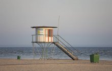 Torre de salva-vidas na praia no campo da Estônia — Fotografia de Stock