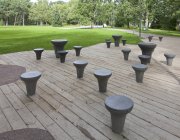 Tablas y taburetes de ajedrez en forma en cubierta de madera en el parque de la ciudad - foto de stock