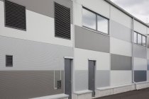 Moderno edificio de planta de producción exterior en gris - foto de stock