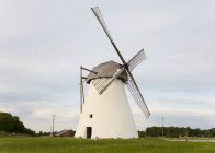 Edifício de moinho de vento antiquado exterior, Seidla, Estónia — Fotografia de Stock