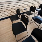 Vista angular alta de cadeiras pretas vazias no auditório — Fotografia de Stock