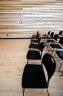 Vista de gran angular de sillas negras vacías en el auditorio - foto de stock