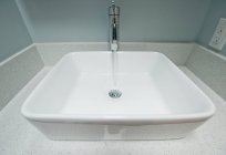 Lavabo moderno in lavabo bianco, vista ravvicinata — Foto stock