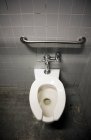 Tigela de vaso sanitário em um banheiro coberto, vista de ângulo alto — Fotografia de Stock
