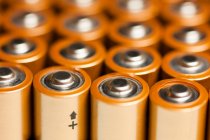 Encerramento das extremidades positivas das baterias, foco seletivo — Fotografia de Stock