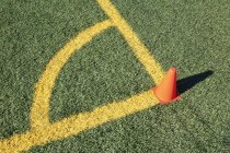 Lignes de démarcation d'angle jaunes sur le terrain de soccer — Photo de stock