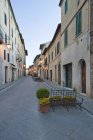 Середньовічна вулиця на світанку, Монтальчино, Італія — стокове фото