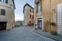 Rua medieval ao amanhecer, Montalcino, Itália — Fotografia de Stock