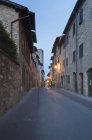 Rue médiévale au crépuscule, San Gimignano, Italie — Photo de stock