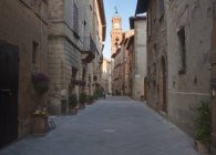 Средневековая улица и башня с часами, Пьенца, Италия — стоковое фото
