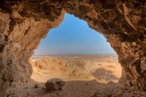 Удивительный пустынный ландшафт, увиденный из пещеры — стоковое фото