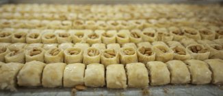 Lignes de bonbons de baklava dans la boulangerie traditionnelle, Nazareth, Israël — Photo de stock
