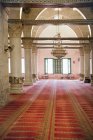 Interior do edifício da mesquita com colunas em Jerusalém, Israel — Fotografia de Stock