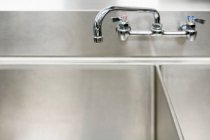 Waschbecken und Wasserhahn im Badezimmer, Nahsicht — Stockfoto