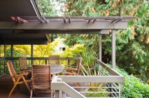 Terrasse de luxe entourée d'un jardin — Photo de stock