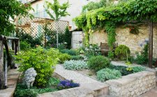 Belo jardim com paisagismo duro e paredes — Fotografia de Stock