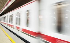 U-Bahn-Zug in Bewegung verschwimmt in Peking, China, Asien — Stockfoto