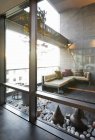Luxus-Terrasse in modernem Mehrfamilienhaus — Stockfoto