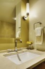 Раковина в розкішній ванній кімнаті в сучасному багатоквартирному будинку — стокове фото