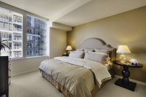 Спальня з підсвічуванням нічних ліхтарів високогірної квартири — стокове фото