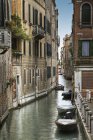 Будинки і човни на воді вздовж каналу, Венеція, Італія — стокове фото