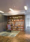 Hausbibliothek im modernen Mehrfamilienhaus — Stockfoto