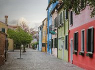 Coloridos edificios residenciales en Venecia, Italia, Europa - foto de stock