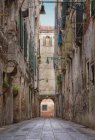 Allée entre les bâtiments de l'ancien monde à Venise, Italie, Europe — Photo de stock