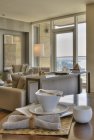 Salon de luxe dans un appartement moderne de grande hauteur — Photo de stock