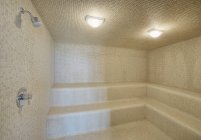 Grande douche de sauna carrelée dans un appartement de luxe — Photo de stock