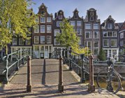 Pasarela peatonal sobre el canal en Amsterdam, Holanda - foto de stock