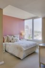 Розкішна спальня в сучасній високогірній квартирі — стокове фото