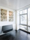 Искусство и скамейка на стене в роскошной многоэтажке — стоковое фото