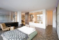 Plataforma cama no quarto moderno em apartamento highrise luxo — Fotografia de Stock