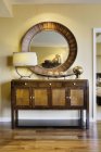 Armário da sala de estar com espelho no apartamento highrise luxo — Fotografia de Stock