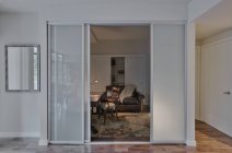 Estude com porta aberta em apartamento highrise luxo — Fotografia de Stock