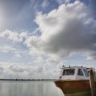 Barco ancorado na água e no céu em Veneza, Itália — Fotografia de Stock