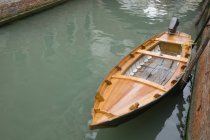 Barca sull'acqua del canale a Venezia — Foto stock