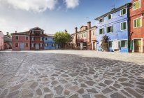 Casas coloridas ao redor Flagstone Plaza em Veneza, Itália — Fotografia de Stock