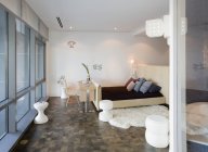 Современный интерьер спальни в современной квартире — стоковое фото