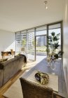 Wohnzimmer und Esszimmer in Luxus-Hochhaus-Wohnung — Stockfoto