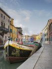 Góndola amarrada en el canal de Venecia, Italia, Europa - foto de stock