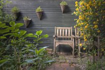 Sedie rustiche in giardino a Venezia — Foto stock
