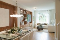Luxus-Wohnzimmer und Esszimmer mit Serviertisch — Stockfoto