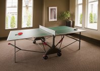 Tavolo da ping pong nella moderna sala ricreativa della casa — Foto stock