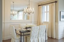 Luxus-Esszimmer mit Stühlen, Tisch und hängendem Kronleuchter — Stockfoto