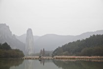 Paesaggio lacustre con alce sul ponte e sulle montagne, Pechino, Cina — Foto stock