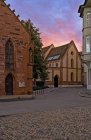 Chiesa di mattoni in strada al crepuscolo, Basilea, Svizzera — Foto stock
